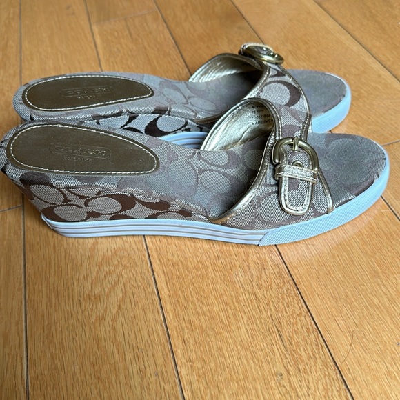 Coach signature wedged sandals. - Picture 8 of 8